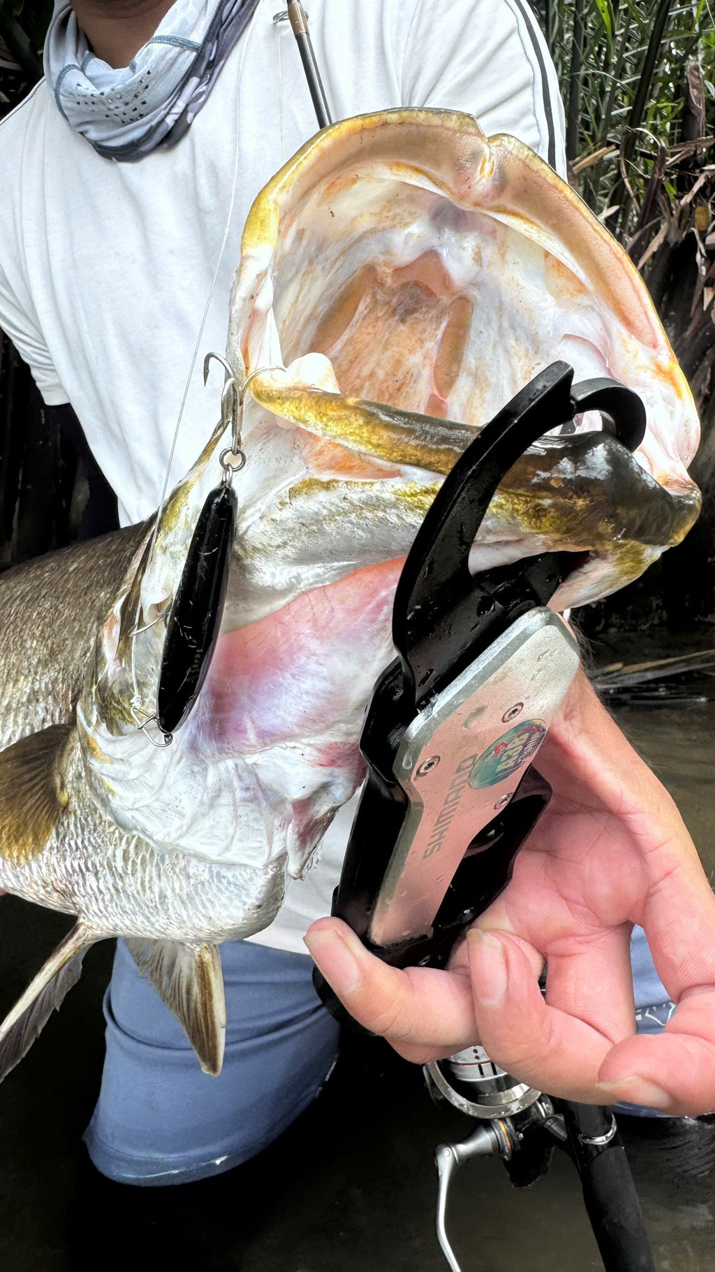 Shimano UE-302T Fish Grip R – Ergonomic Locking Fish Holder | 246mm